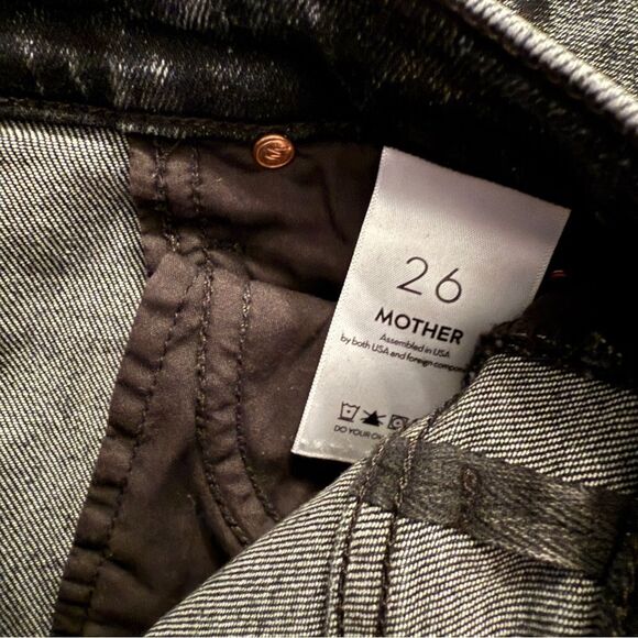 Mother The Stunner in Train Stops - Picture 6 of 8